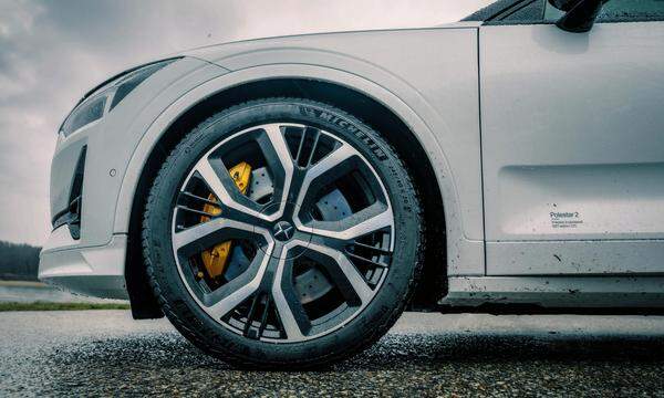 Schwedengold: Bremspower von Brembo; winterbereift von Michelin statt mit Pirelli-Renngummi.