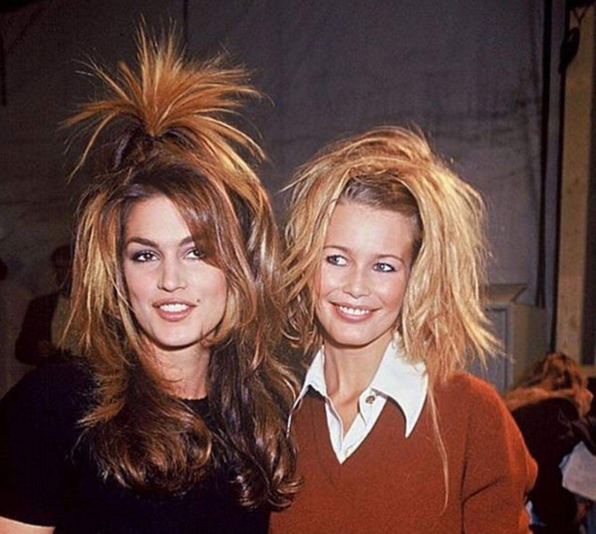Straffer und frischer werde ihre Haut zudem durch Spaziergänge in der Kälte. Claudia Schiffer backstage bei Chanel mit Cindy Crawford 1994.