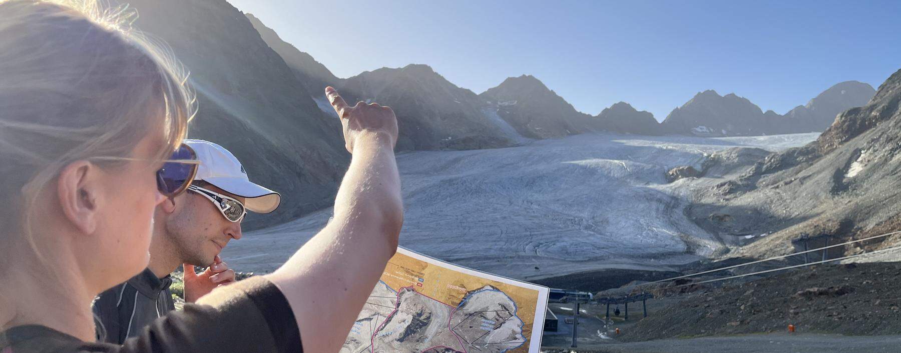 Ann-Kristin Winkler vom WWF und Glaziologe Markus Strudl beobachten den Rückgang des Gletschers: „Dort, wo die Liftstation steht, war 2003 alles noch unter Eis.“ 
