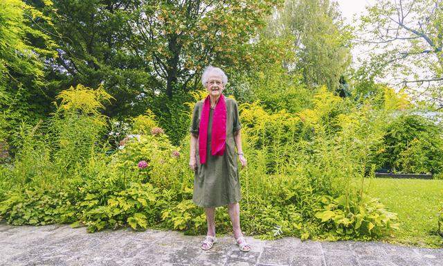 Dorli Simon in ihrem üppigen Garten in Wien Döbling, wenige Tage nach ihrem 100. Geburtstag.
