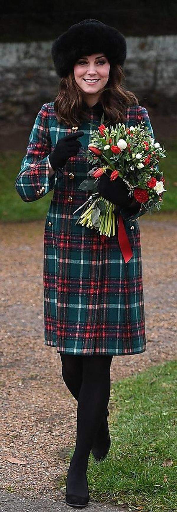 Sollten Sie jemals nach Inspiration für festive dressing gesucht haben: Look no further. Die Herzogin von Cambridge hilft Ihnen gerne weiter. Als verspätetes Weihnachtsgeschenk, quasi. (Und falls Sie auch noch Beratung in Sachen abgestimmter Blumenschmuck brauchen sollten - just ask.)