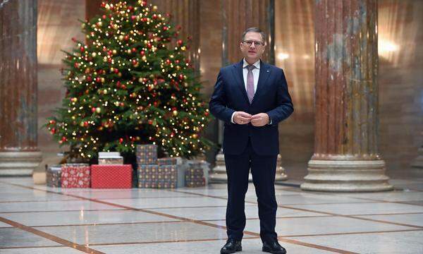 ÖVP-Klubchef August Wöginger, hier in der weihnachtlich geschmückten Säulenhalle des Parlaments, will nur noch jene Klimaziele verfolgen, die von der EU vorgegeben sind. 