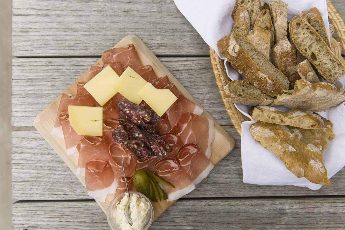 Zur Südtiroler "Marende" gehört Schüttelbrot und Bauernbrot, Speck und Kaminwurzen sowie ein würziger Käse. Die stärkende Jause wird auf den Höfen gern mehrmals täglich verzehrt.