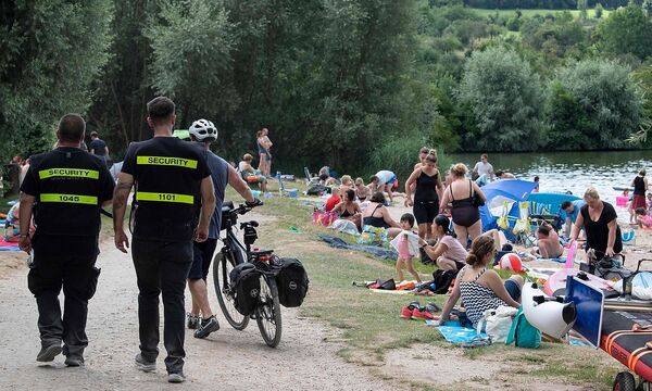 Security-Rundgang am Aileswasensee in Neckartaifingen in Süddeutschland. Eine Infkektion mit dem Coronavirus kann laut Robert-Koch-Insitut überall passieren.