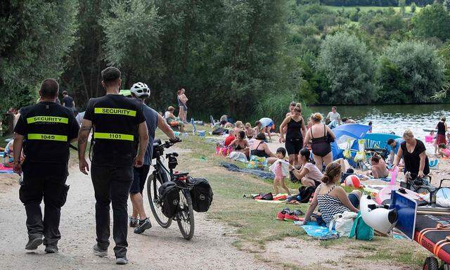 Security-Rundgang am Aileswasensee in Neckartaifingen in Süddeutschland. Eine Infkektion mit dem Coronavirus kann laut Robert-Koch-Insitut überall passieren.