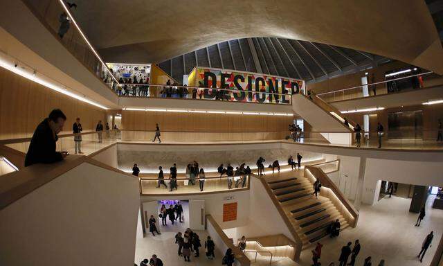 Von Architekt John Pawson mit Eiche hell und warm ausgekleidet: das riesige Foyer des Design-Museums, das nun 10.000 Quadratmeter Ausstellungsfläche bietet. Die neue Adresse ist: 224–238 Kensington High Street , London W8 6AG.