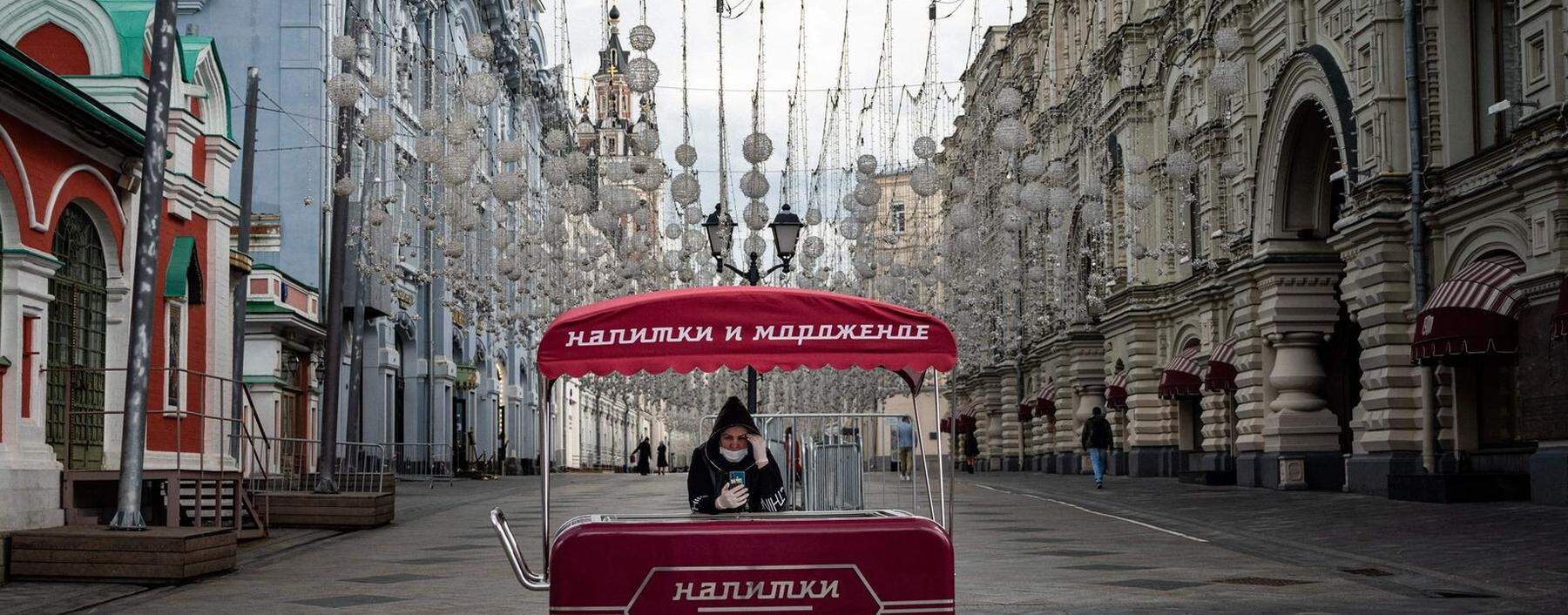 Eisverkäuferin mit Mundschutz in Moskau. Laut Regierung ist der Höhepunkt der Infektionswelle überschritten.