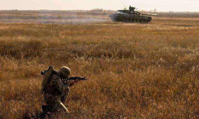 Die ukrainische Armee trainiert nahe Russland. Auf der anderen Seite der Grenze soll Wladimir Putin zigtausende Soldaten zusammengezogen haben.