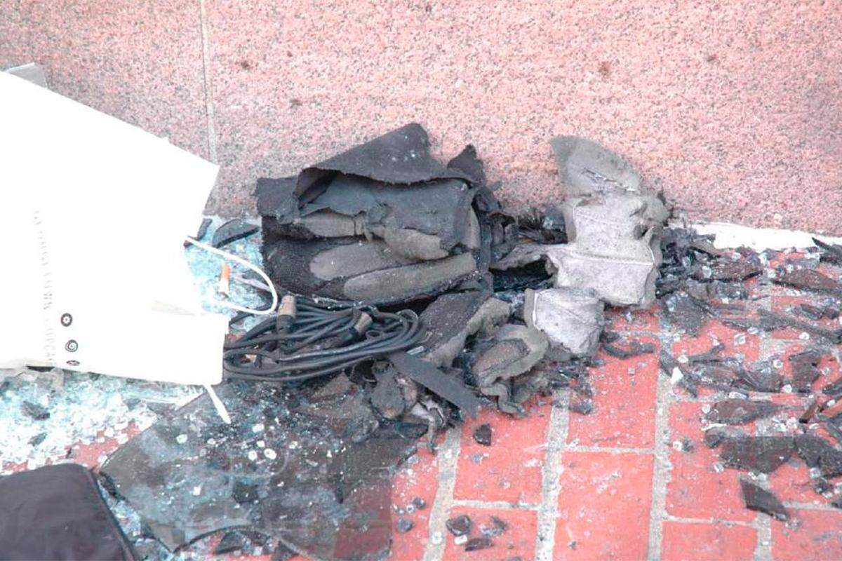 Am Tatort wurde auch schwarzes Nylon sichergestellt. Das FBI geht daher davon aus, dass die Sprengsätze in schwarzen Taschen oder Rucksäcken an die Explosionsorte gebracht wurden.