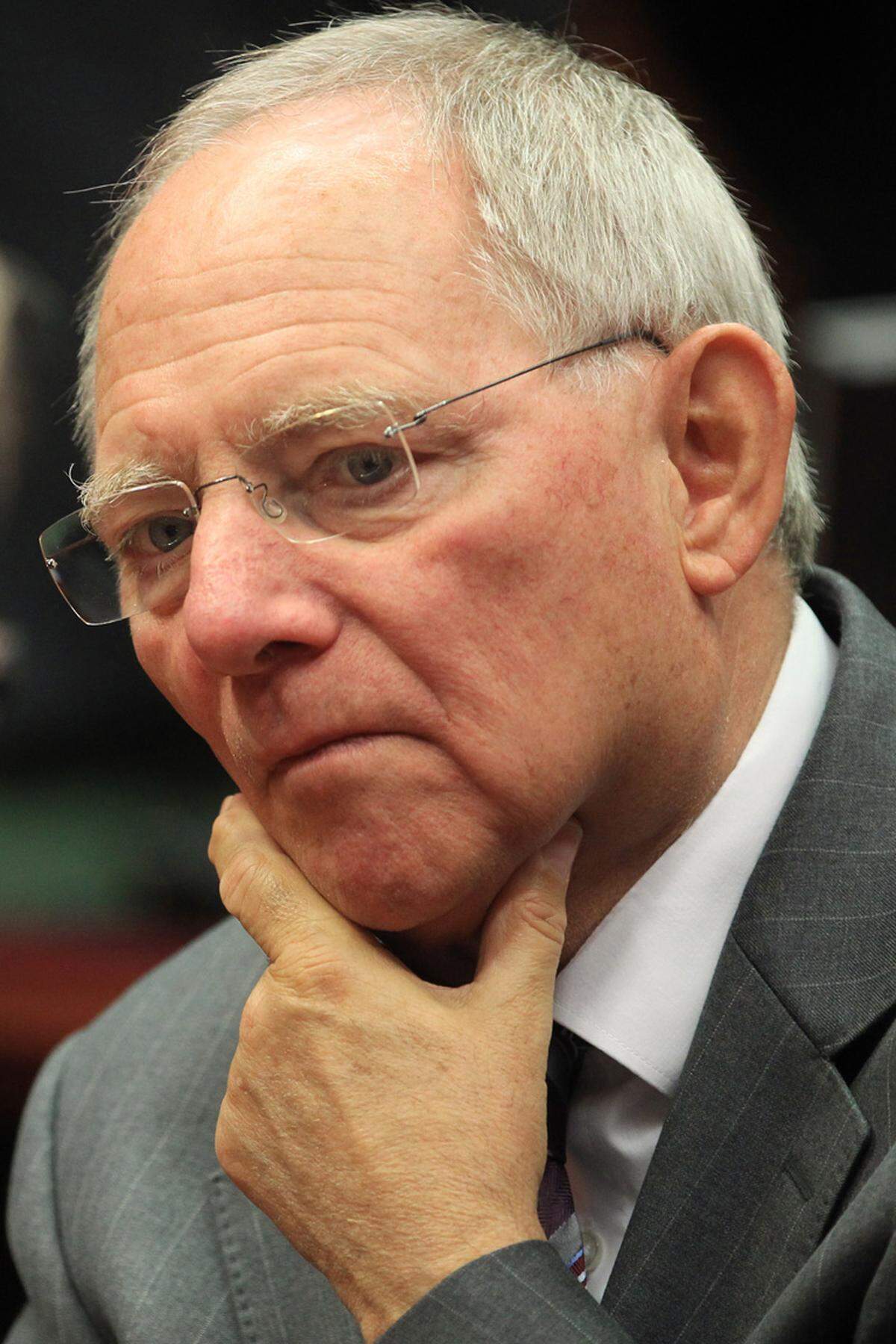 Der deutsche Finanzminister Wolfgang Schäuble schließt Neuverhandlungen über die internationalen Finanzhilfen für Griechenland aus. Das Paket sei sorgfältig ausverhandelt und intensiv diskutiert. Zu einem möglichen Austritt aus dem Währungsraum sagte er: "Das ist eine Entscheidung, die muss das griechische Volk in voller Souveränität treffen."