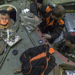 Ein Panzer des Modells T-72 wird aufgepäppelt.