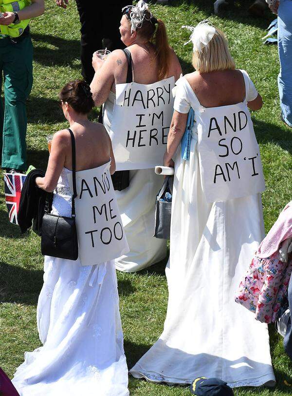 "Harry, hier bin ich". Prinz Harry ist mittlerweile unter der Haube, beim Public Viewing der Royal Wedding wollten das aber einige Besucherinnen nicht wahrhaben.