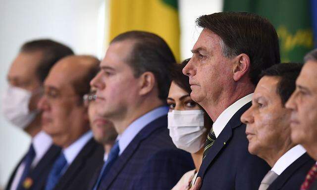 Abstand halten? Nicht in Brasiliens Regierung, wo Präsident Bolsonaro (3. von rechts) die WHO erneut attackiert hat.