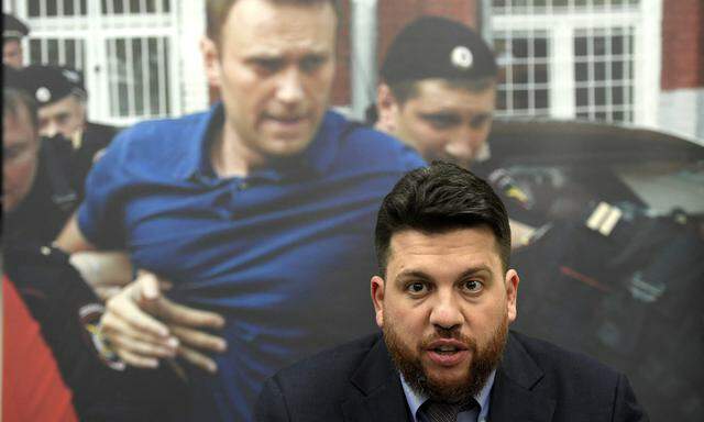 Leonid Wolkow (Vordergrund) vor einer Aufnahme mit seinem im März in sibirischer Haft verstorbenen Mitstreiter Alexei Navalny.