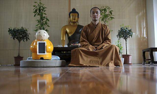 Meister Xianfan meditiert neben seiner Schöpfung.
