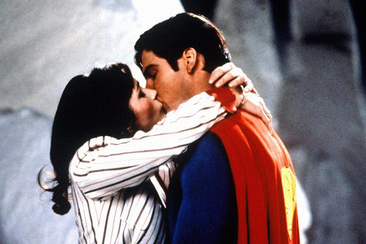Christopher Reeve schlüpfte in drei weiteren, mehr oder weniger sehenswerten Filmen in den Superheldeneinteiler. 19 Jahre vergingen nach "Superman IV: Die Welt am Abgrund" ehe wieder ein Superman-Streifen auf der großen Leinwand zu sehen war.Im Bild: Kussszene zwischen Superman und Lois Lane in "Superman II - Allein gegen alle"