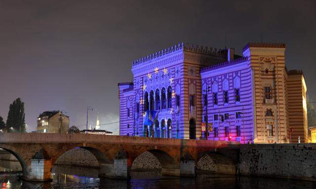 Das Rathaus von Sarajevo erstrahlt in EU-Blau.