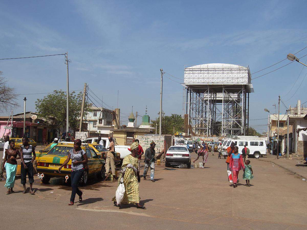 Gambia, westafrikanischer Staat mit 1,7 Millionen Einwohner, ein geographischer Sonderfall, liegt in Flaschenform im Senegal drin. Die frühere britische Kolonie ("The Gambia") ist 11.000 km² groß, Hauptstadt Banjul, an der Küste.