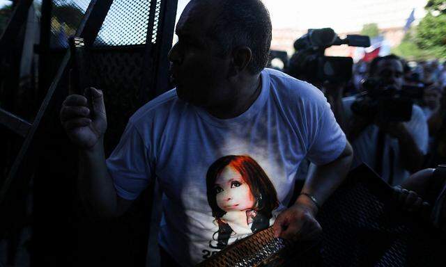 Ein Anhänger Crisitina Kirchners vor dem Gericht in Buenos Aires am Tag der Urteilsverkündung.