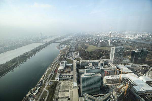 Die Donau von oben. Aussicht vom 53. Stockwerk.