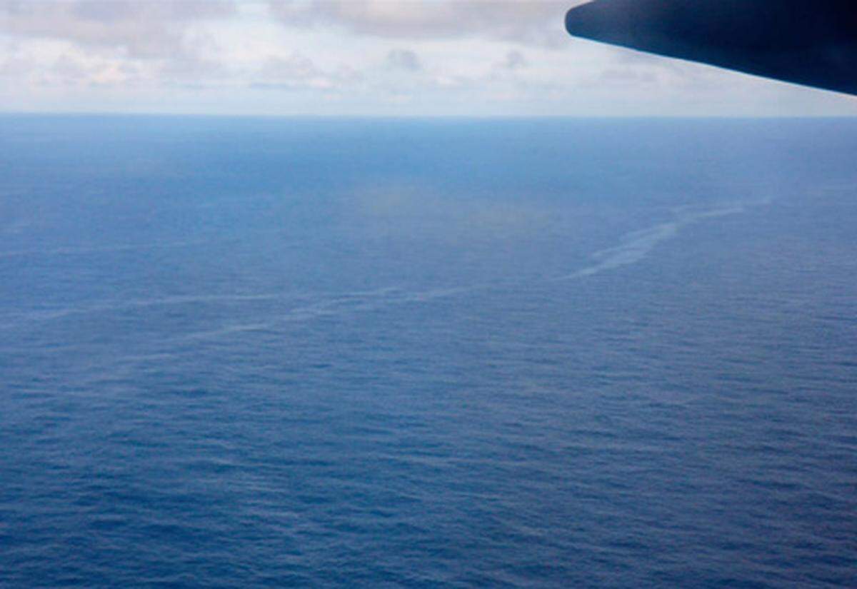 Tags darauf veröffentlichte die brasilianische Marine erste Bilder der Unglücksstelle: Eine 20 Kilometer lange Ölspur weist auf den Absturzort hin.