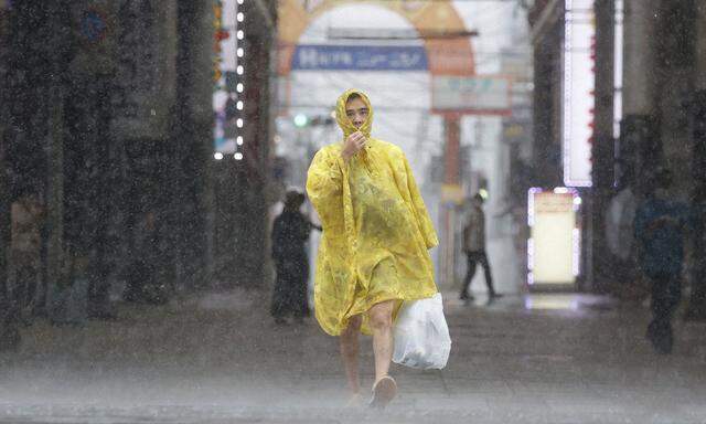 "Nanmadol", ein ungewöhnlich heftiger Taifun, hat Japan erreicht.
