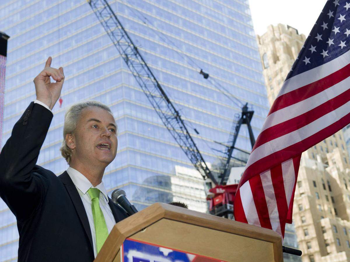 Wilders fordert ein Einwanderungsverbot für Muslime. Den anderen Parteien wirft er vor, diese mit Sozialhilfe ins Land zu locken und die Augen davor zu verschließen, dass "Holland bald mehr Moscheen als Kirchen hat". Im Bild bei einer Demonstration am 11. September in New York gegen den Bau einer Moschee am Ground Zero