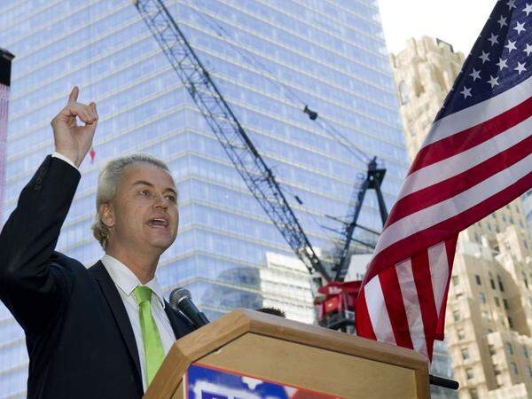 Wilders fordert ein Einwanderungsverbot für Muslime. Den anderen Parteien wirft er vor, diese mit Sozialhilfe ins Land zu locken und die Augen davor zu verschließen, dass "Holland bald mehr Moscheen als Kirchen hat". Im Bild bei einer Demonstration am 11. September in New York gegen den Bau einer Moschee am Ground Zero