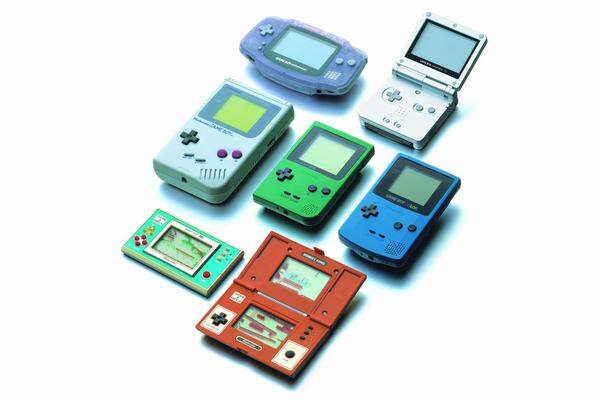 Ganz anders der Game Boy, der am 21. April seinen 28. Geburtstag feiert. Das Gerät, das am 21. April 1989 in Japan, im August des selben Jahres in den USA und im September 1990 in Europa auf den Markt kam, zeichnete sich vor allem durch eines aus: Einfachheit. 160 mal 144 Bildpunkte hatte das leicht grünlich angehauchte LCD-Display – so viel hat heute ein einzelnes App-Symbol auf dem Bildschirm eines iPhones. Dafür kam man mit einem Satz Batterien rund 15 Stunden aus, beim Lynx war es gerade mal ein Drittel dieser Zeit.