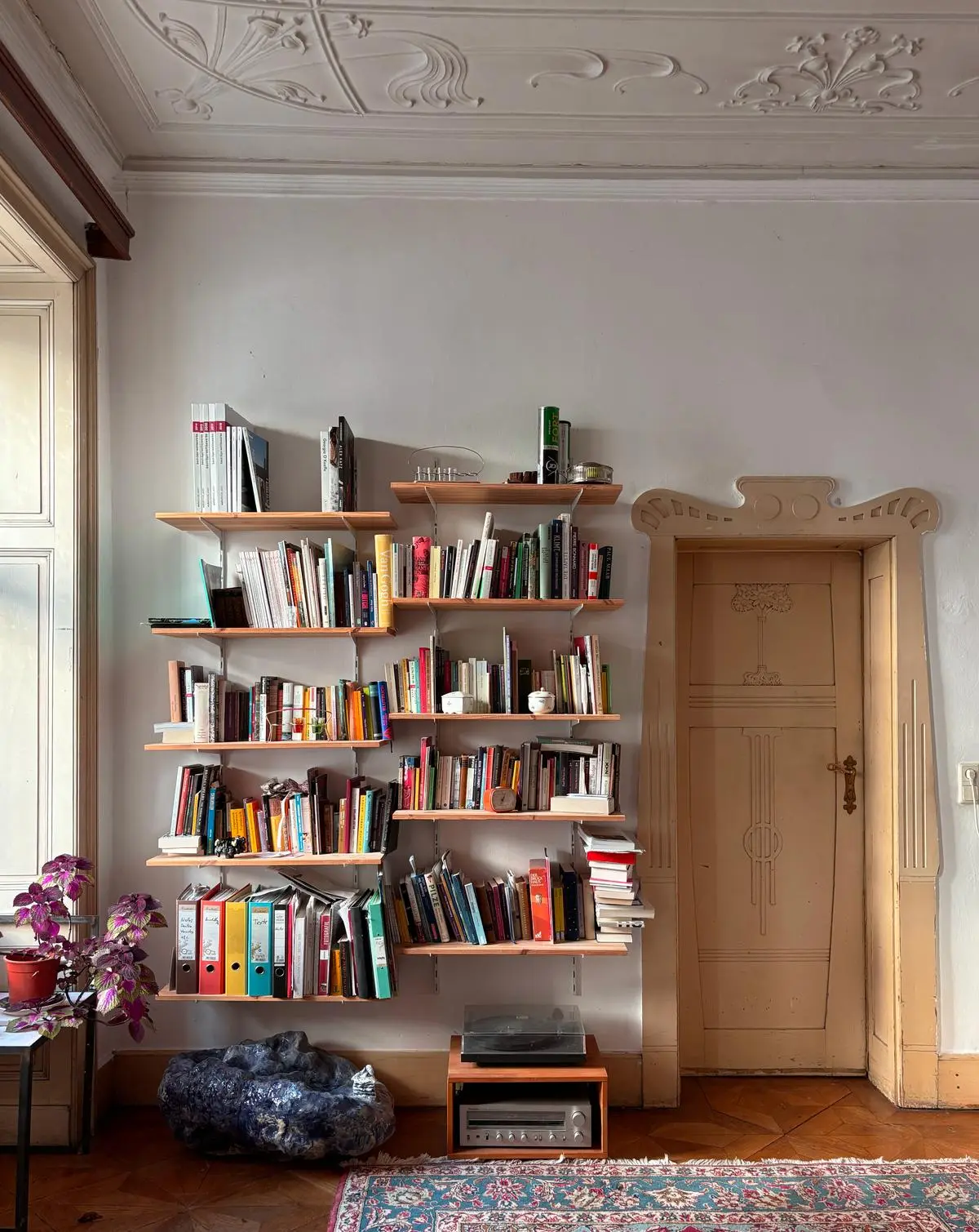 Living room with colored nettle (left).