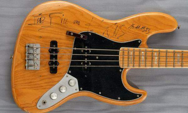 Falcos erster Fender-E-Bass wird versteigert: Der Musiker spielte das Instrument in den 70er- und 80er-Jahren bei Auftritten mit der Band Drahdiwaberl. 