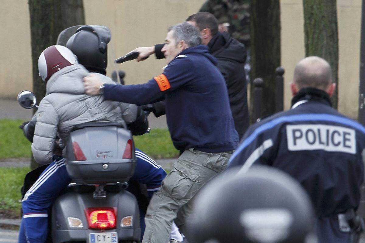Während des Tages war die Stimmung in Paris  angespannt. In der Nähe des koscheren Geschäfts, in dem die Geiselnahme stattfand, ereignete sich diese Szene, als Polizisten einen Motorroller stoppten.