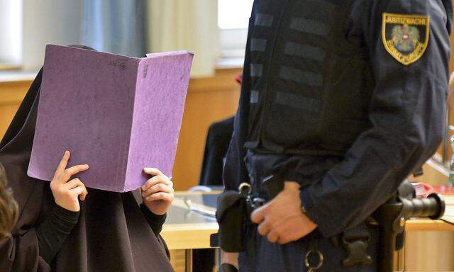 Symbolbild: Prozess gegen 16-Jährige wegen mustmaßlicher Unterstützung der Terrororganisation "Islamischer Staat" im Mai 2015.