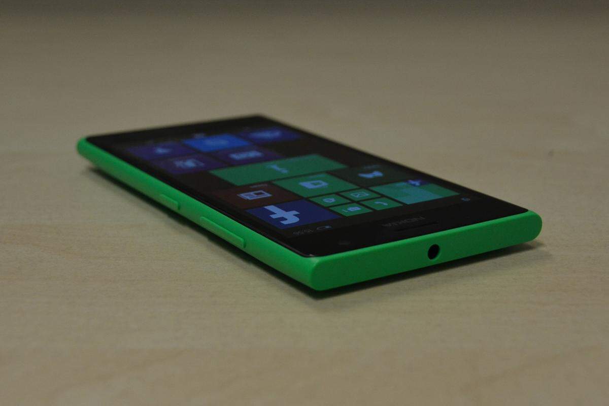 Bei der technischen Ausstattung setzt man bei dem Smartphone auf ein etwas älteres Prozessor-Modell. Aber der Snapdragon 400 von Qualcomm verrichtet zuverlässig seine Dienste. Zur Seite stehen ihm dabei ein Gigabyte RAM. Das Gerät reagiert ohne Verzögerung und merkbare Ruckler auf Eingaben. Auch das Laden von Internetseiten funktioniert zügig. Bei aufwändigen Spielen stößt das Lumia 735 aber schnell an seine Grenzen. Doch das ist grundsätzlich nicht die Stärke von Windows Phones.