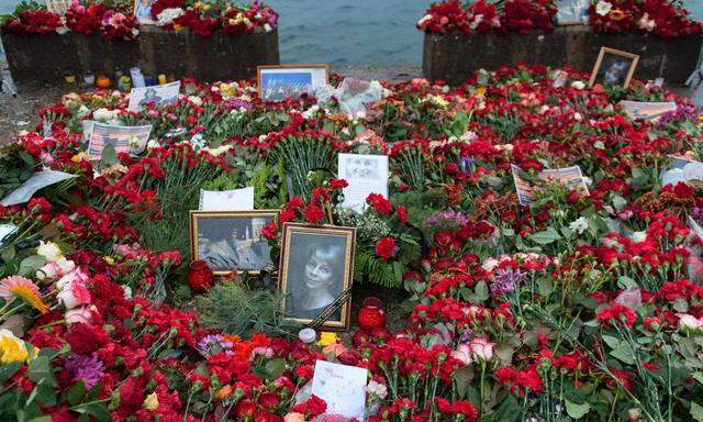 SOCHI RUSSIA DECEMBER 28 2016 Flowers and candles in memory of the Tupolev Tu 154 crash victims
