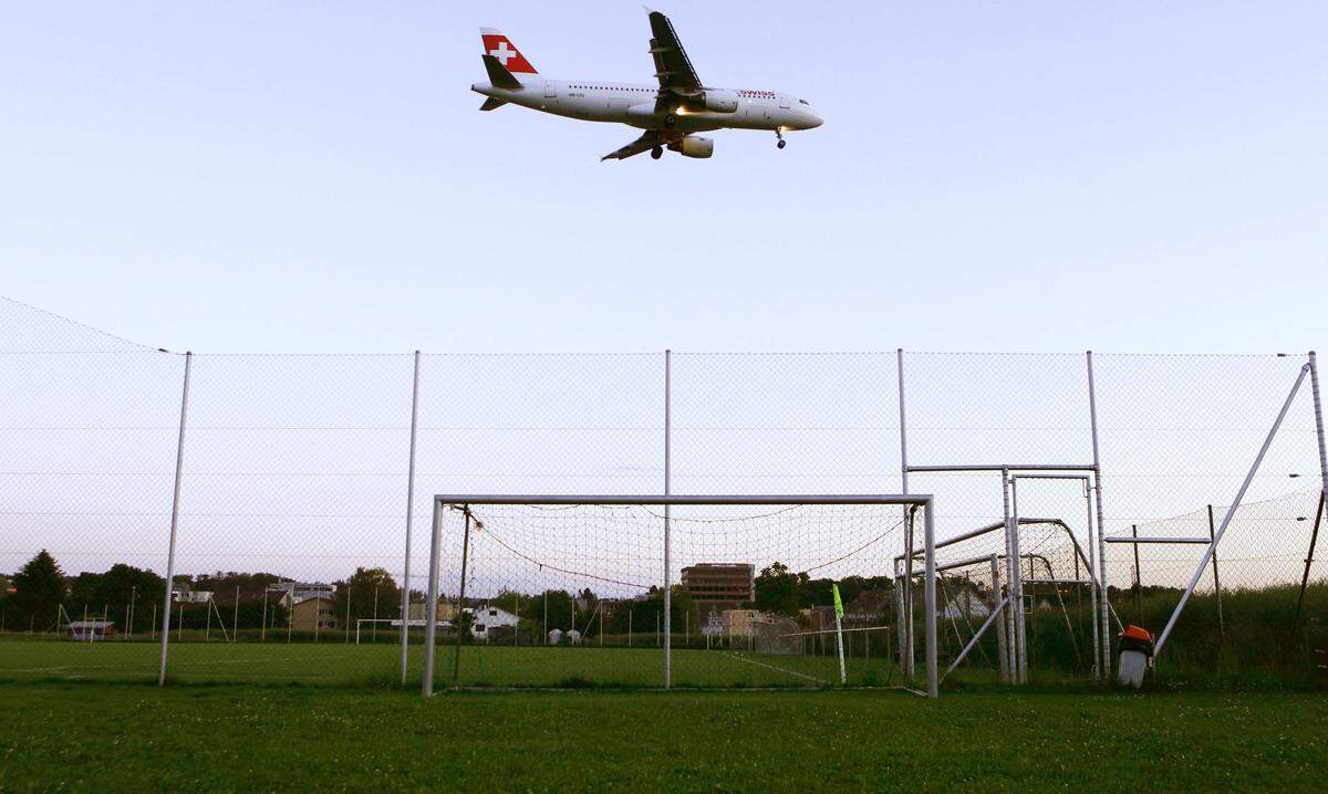 Sportplatz in Kloten, laute Geräuschkulisse garantiert.