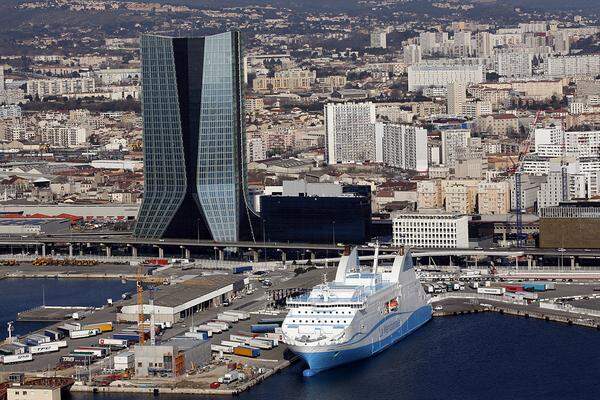 Hadid entwarf auch den Büroturm für das französische Schifffahrts- und Logistikunternehmen CMA CGM in Marseille.