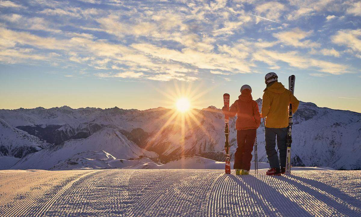 Und Gold geht einmal mehr an Ischgl. Mit 45 Lift- und Seilbahnanlagen, über 238 Pistenkilometern und den Berg-Konzerten gilt Ischgl als ein Mekka für Wintersportler. Das Hauptskigebiet liegt zwischen 2000 Metern und 2872 Metern Höhe und bringt seinen Besuchern Schneesicherheit von Ende November bis Anfang Mai. Mit großem Vorsprung setzte sich die Region mit 3808 Stimmen an die Spitze.