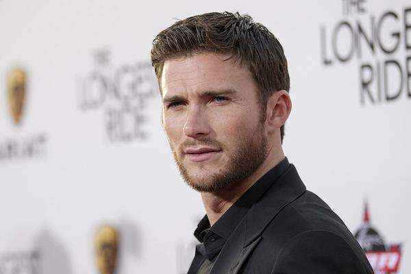 Scott Eastwood ist der Sohn von Schauspieler und Regisseur Clint Eastwood und wurde 1986 geboren.   Wo er mitspielte:  "Back in the Game" (2012) "Texas Chainsaw 3D" (2013) "Herz aus Stahl" (2014) "Kein Ort ohne Dich" (2015) 