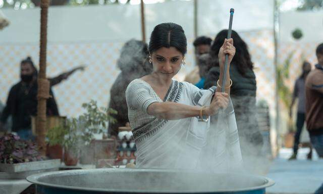 Ja was kocht sie denn da? Bei Swathi (Konkona Sen Sharma) muss man vorsichtig sein. Selbst wenn die Suppe nicht tödlich ist - sie schmeckt jedenfalls „nach Gosse“. Findet ihre Kochlehrerin.