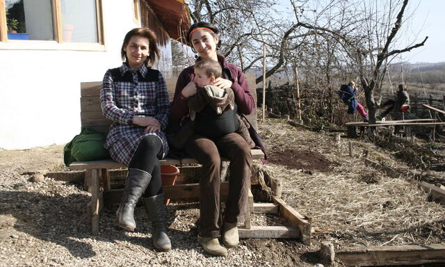 Öko-Aktivistinnen Liliana Botnaru (l.) und Valeria Şvarţ-Gröger (r.) im Garten.