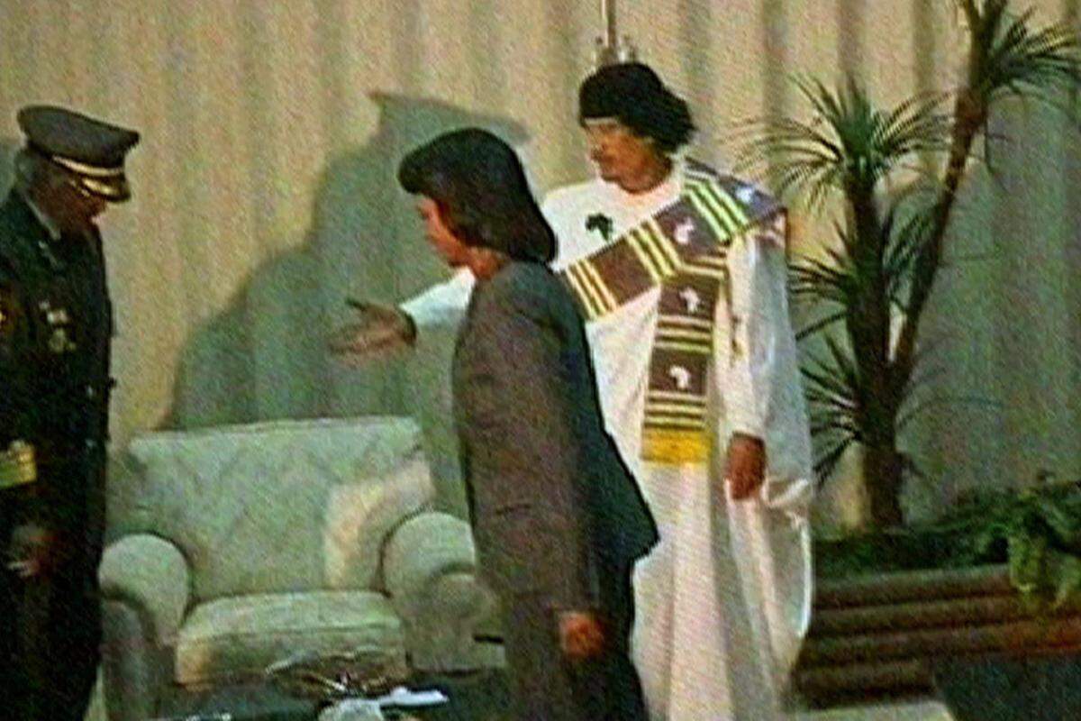 Auch die Beziehungen zu den USA verbesserten sich. 2008 empfing Gaddafi die damalige Außenministerin Condoleezza Rice in Tripolis. Sie war die ranghöchste US-Politikerin seit 50 Jahren, die Libyen besuchte. Gaddafi und Rice verhandelten über ein Handelsabkommen und eine Zusammenarbeit im Öl-Sektor. "Dieser Abend markiert eine neue Phase", sagte Rice nach dem Treffen.