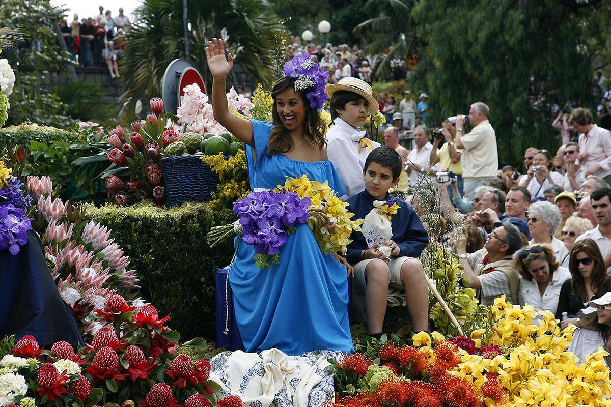 Mit dem Festa da Flor, das traditionell am zweiten Wochenende nach Ostern stattfindet, wird der Beginn der Frühlingsblüte auf Madeira gefeiert. Die Hauptstadt Funchal ertrinkt dann förmlich in einem prachtvollen Blumenmeer.