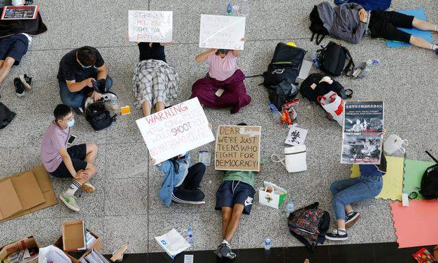 Demonstranten am Flughafen in Hongkong 