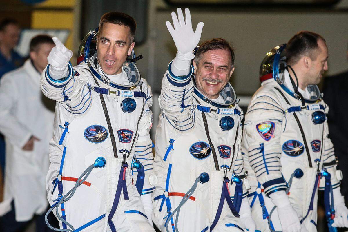 Die Sojus-Kapsel war mit den russischen Kosmonauten Pawel Winogradow und Alexander Missurkin sowie dem US-Astronauten Chris Cassidy an Bord besetzt, die nun auf der ISS ihre Arbeit verrichten.
