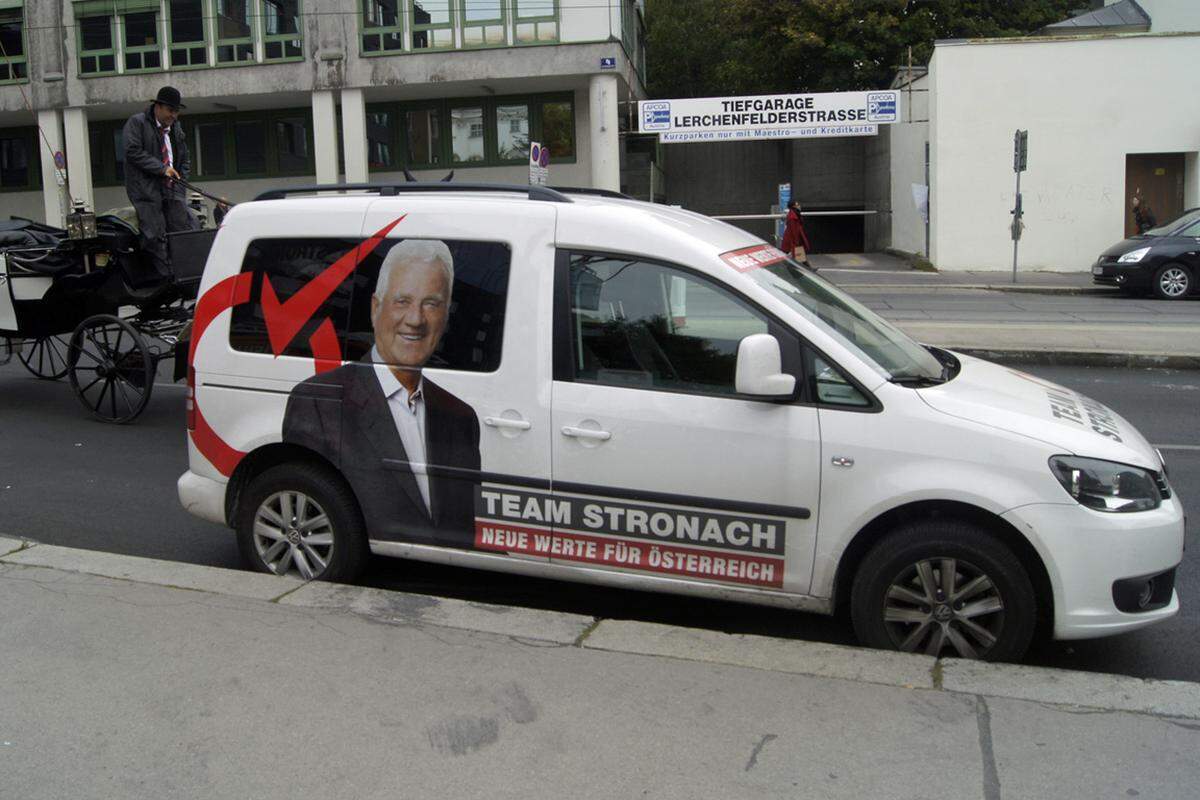 Damit die Anhänger den Treffpunkt auch ja finden, parkt ein Team-Stronach-Auto mit dem Konterfei des Parteigründers direkt vor der Tür.