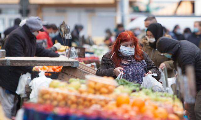 Massive regionale Unterschiede gibt es nicht nur bei der Ausbreitung, sondern auch bei der Eindämmung vor Ort. Im Bild ein Markt in Wien, wo die Zahlen erfreulicherweise wieder leicht zurückgehen.