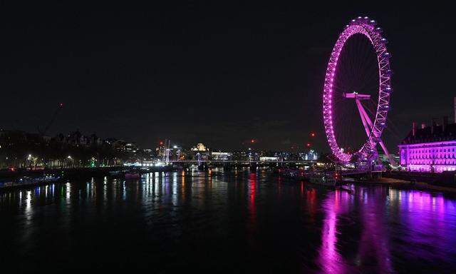 London zur "Earth Hour". Mittlerweile soll die "Stunde der Erde" auf allen Kontinenten in mehr als 180 Ländern veranstaltet werden, heißt es seitens der Veranstalter.