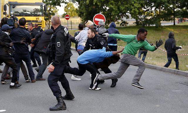 Französische Polizei umzingelt Flüchtlinge am Eurotunnel