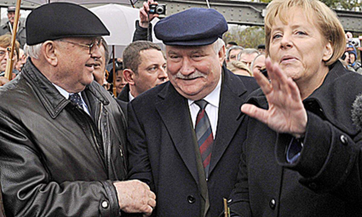 Schon am Nachmittag haben der frühere sowjetische Staatschef Michail Gorbatschow und der polnische Ex-Präsident Lech Walesa  die deutsche Bundeskanzlerin Angela Merkel bei einem Spaziergang über die Bornholmer Brücke in Berlin begleitet.